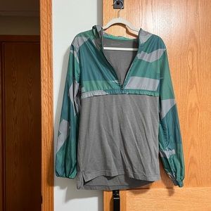 Under armor wind breaker size small. green blue and gray pattern .